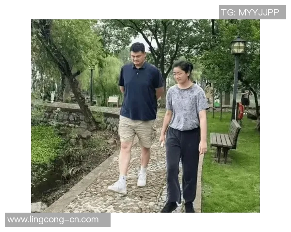 姚明现身活动现场与粉丝亲密互动引发热议照片曝光