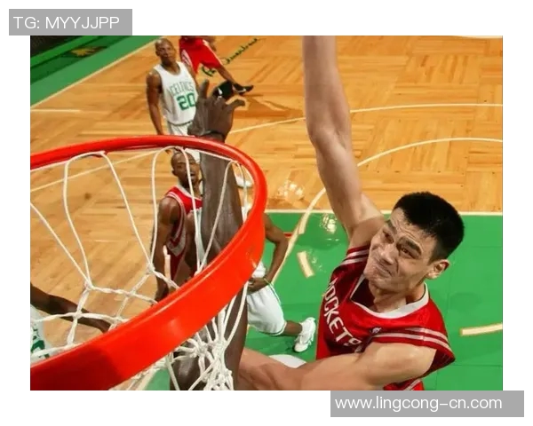 姚明在比赛中惊艳补扣瞬间引发全场欢呼成为篮球历史经典时刻 姚明在比赛中惊艳补扣瞬间引发全场欢呼成为篮球历史经典时刻