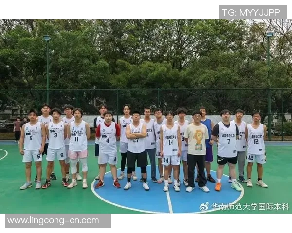 篮球明星与队友亲密互动瞬间展现友谊与默契的精彩时刻 篮球明星与队友亲密互动瞬间展现友谊与默契的精彩时刻
